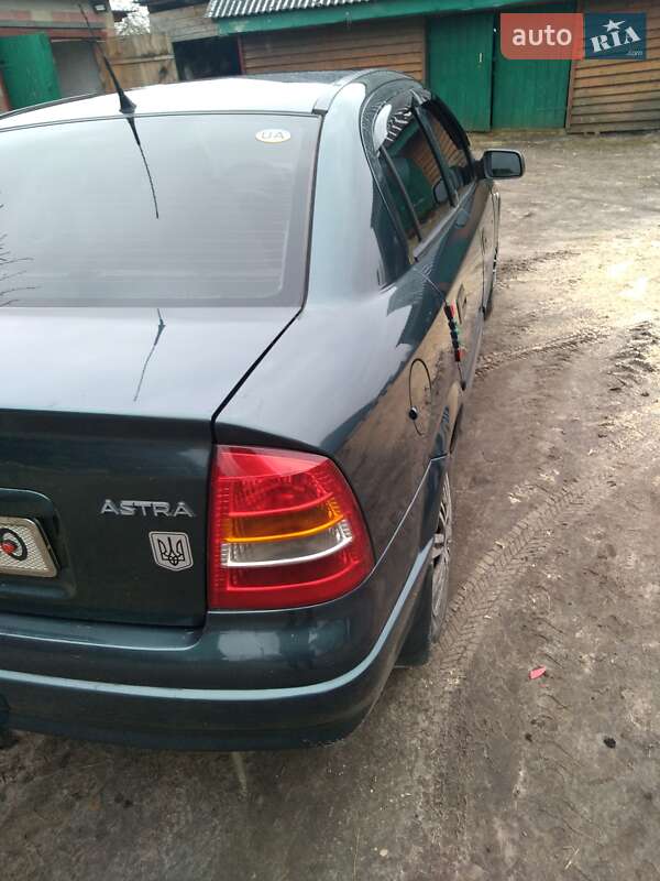 Седан Opel Astra 2005 в Ровно