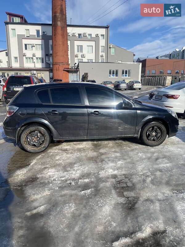 Хэтчбек Opel Astra 2013 в Львове