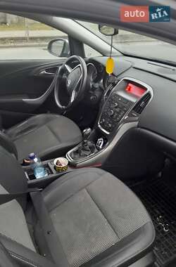 Хэтчбек Opel Astra 2012 в 