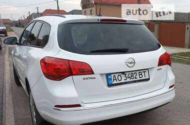 Универсал Opel Astra 2014 в Ужгороде