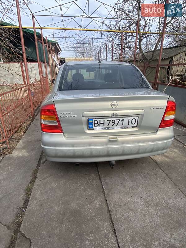 Седан Opel Astra 2006 в Тарутине