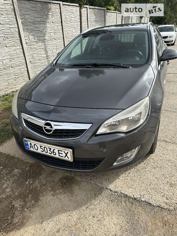 Универсал Opel Astra 2011 в Тячеве