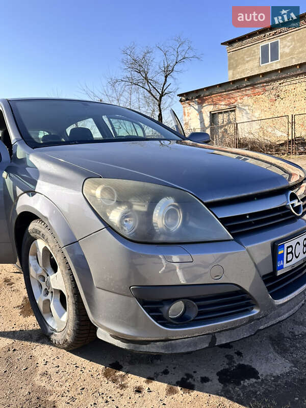 Хетчбек Opel Astra 2004 в Золочеві