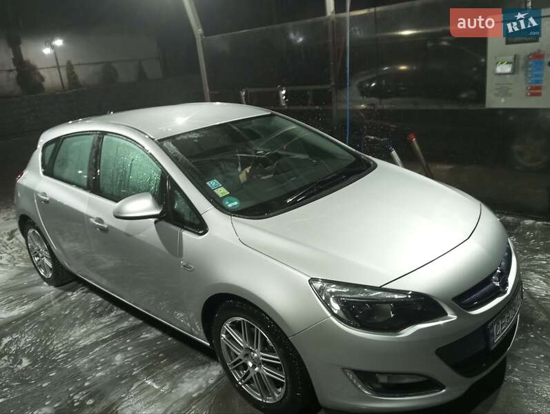 Хэтчбек Opel Astra 2012 в Кельменцах