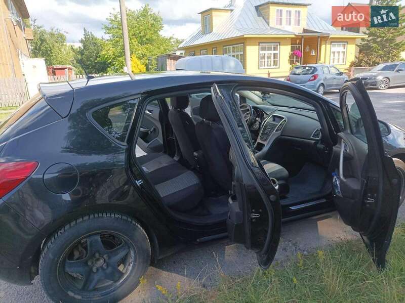 Седан Opel Astra 2010 в Романіву