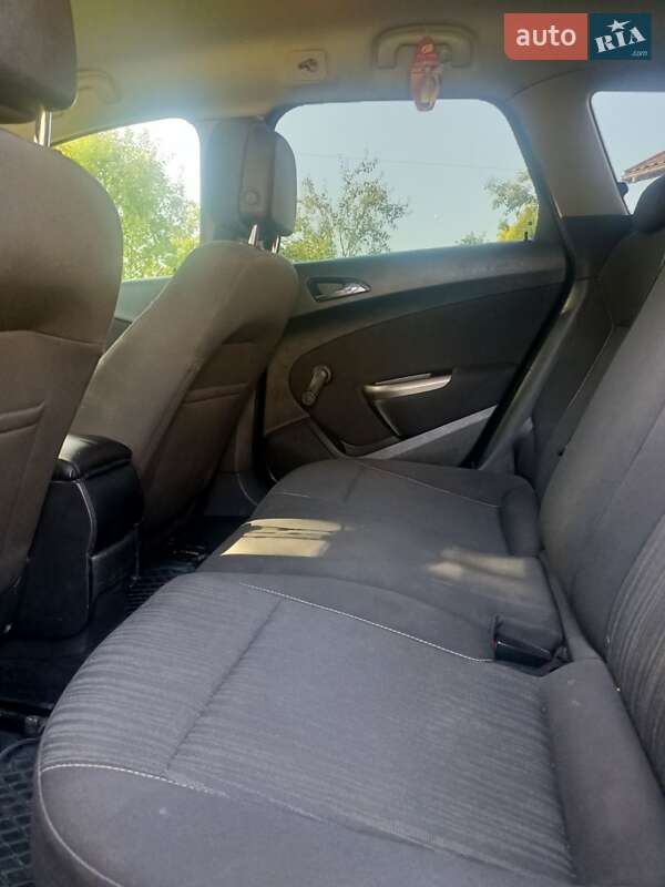 Універсал Opel Astra 2011 в Львові