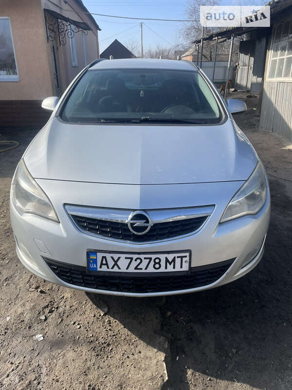 Универсал Opel Astra 2012 в Ахтырке