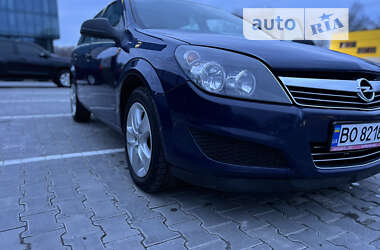 Універсал Opel Astra 2011 в Тернополі