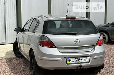 Седан Opel Astra 2014 в Дрогобыче