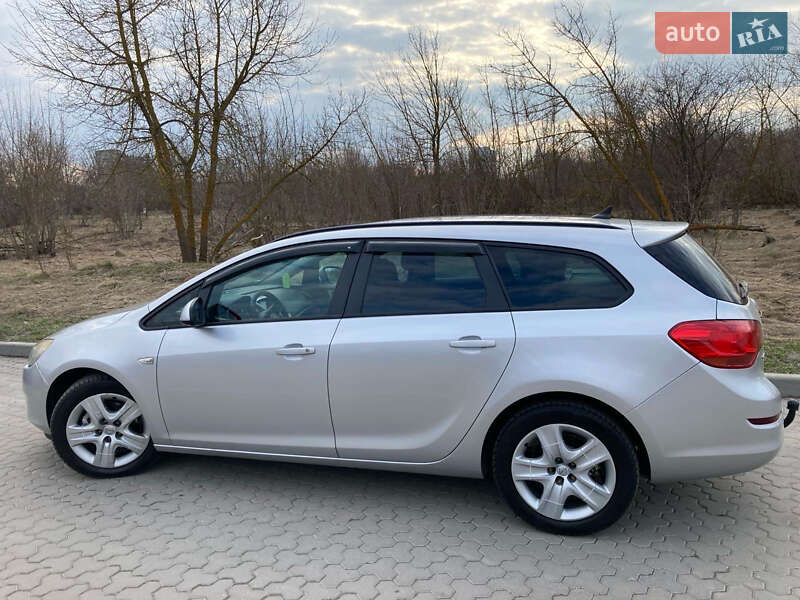 Універсал Opel Astra 2011 в Києві