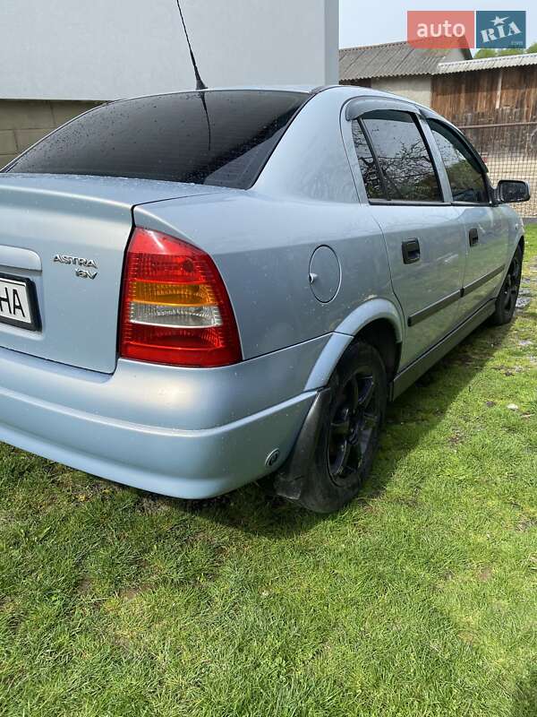 Седан Opel Astra 2004 в Львові