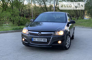 Хэтчбек Opel Astra 2012 в Новояворовске