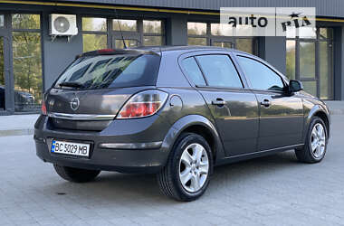 Хэтчбек Opel Astra 2012 в Новояворовске