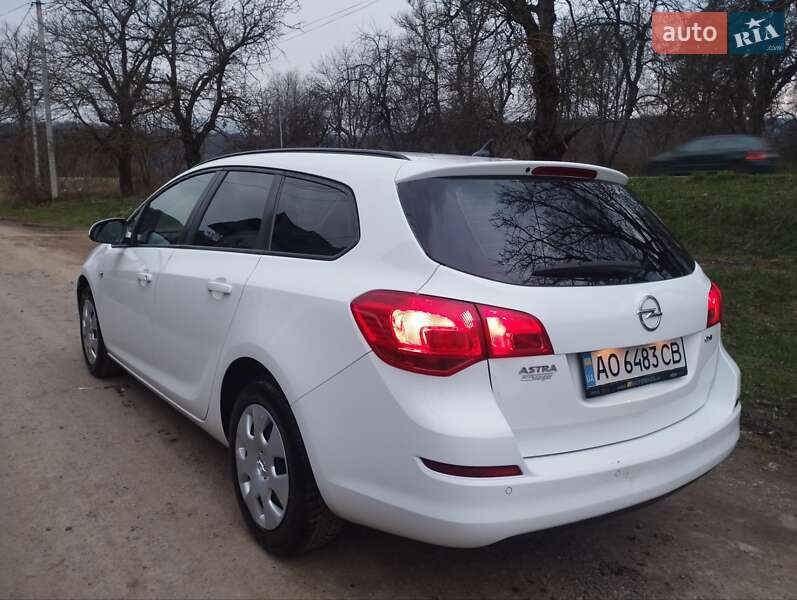 Универсал Opel Astra 2011 в Великом Березном