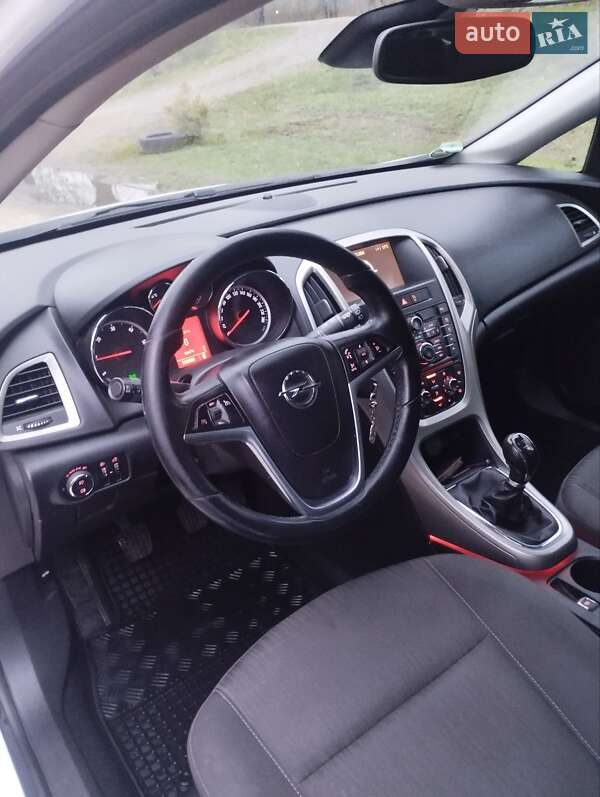 Универсал Opel Astra 2011 в Великом Березном
