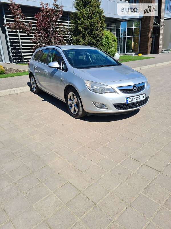 Универсал Opel Astra 2011 в Черкассах