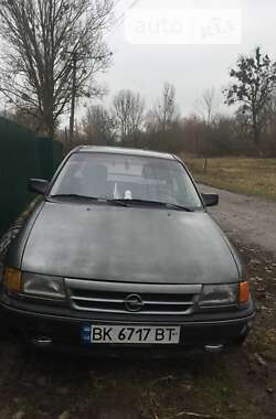 Седан Opel Astra 1992 в Корце