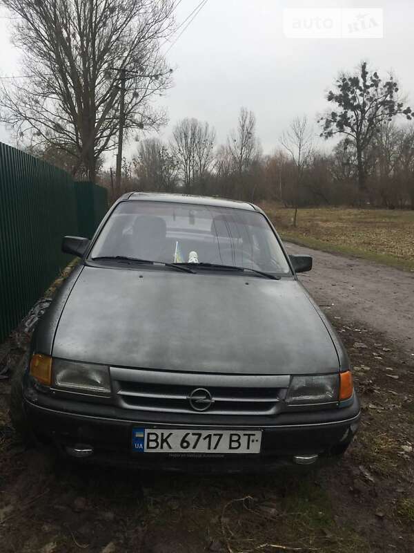 Седан Opel Astra 1992 в Корце