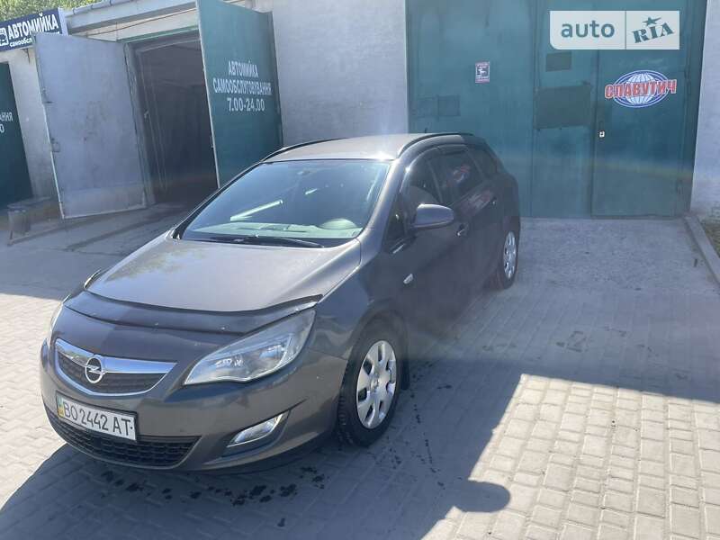 Універсал Opel Astra 2012 в Тернополі