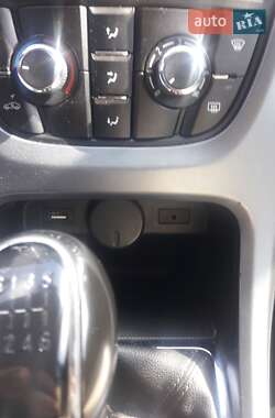 Універсал Opel Astra 2014 в Золочеві