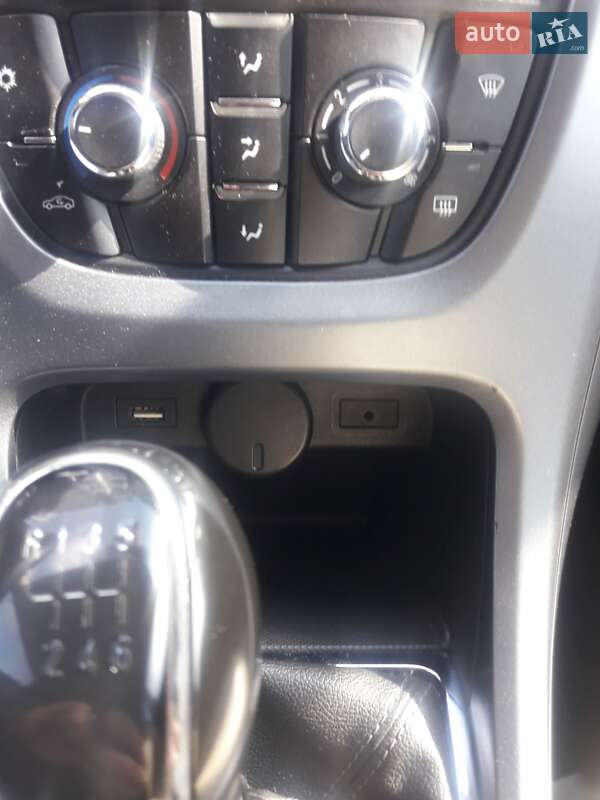 Универсал Opel Astra 2014 в Золочеве