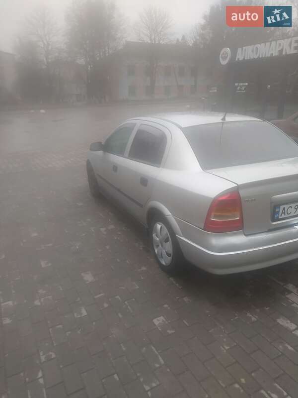Седан Opel Astra 2003 в Горохове