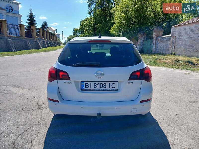 Універсал Opel Astra 2010 в Полтаві