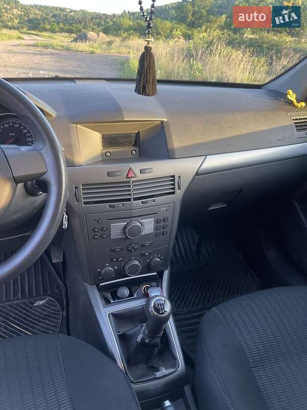 Универсал Opel Astra 2005 в Сваляве