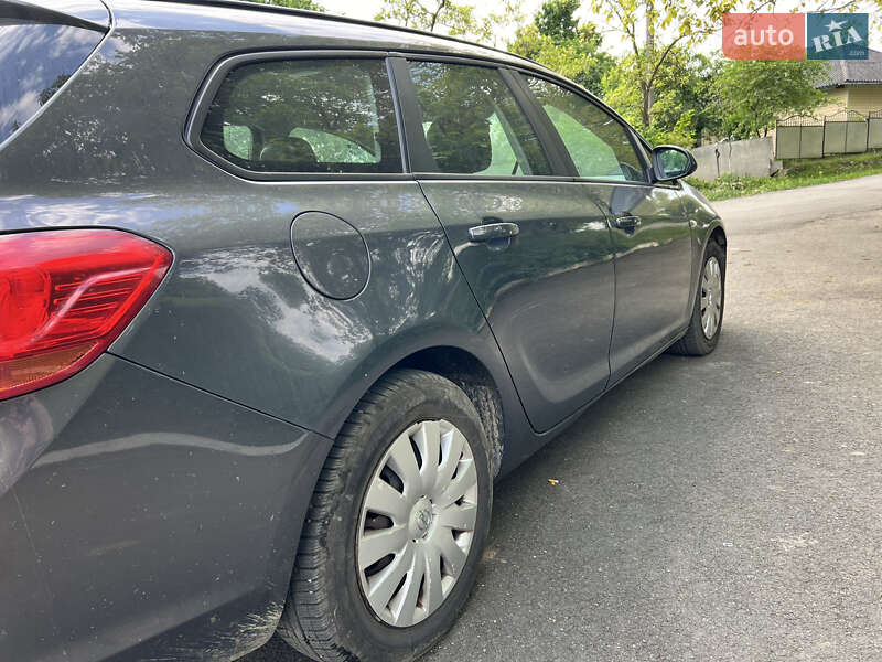 Универсал Opel Astra 2013 в Ивано-Франковске