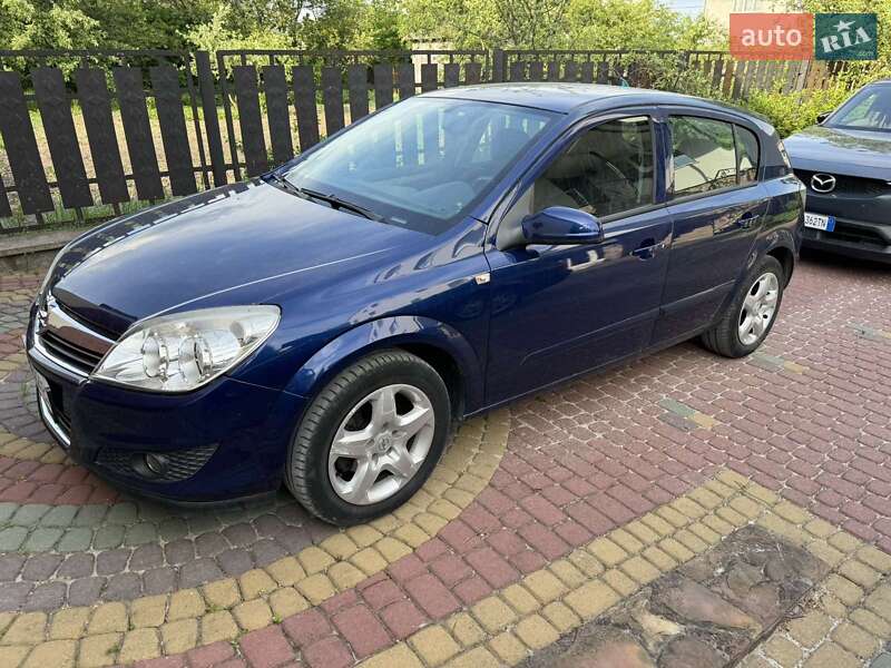 Хэтчбек Opel Astra 2008 в Золочеве