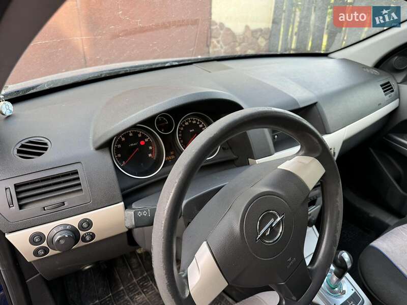 Хэтчбек Opel Astra 2008 в Золочеве