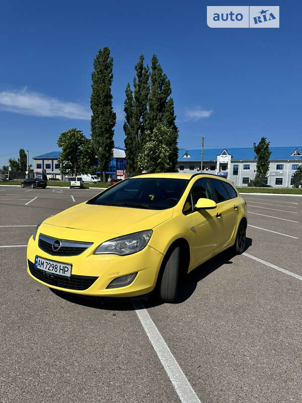 Универсал Opel Astra 2011 в Житомире