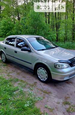 Седан Opel Astra 2006 в Тростянце