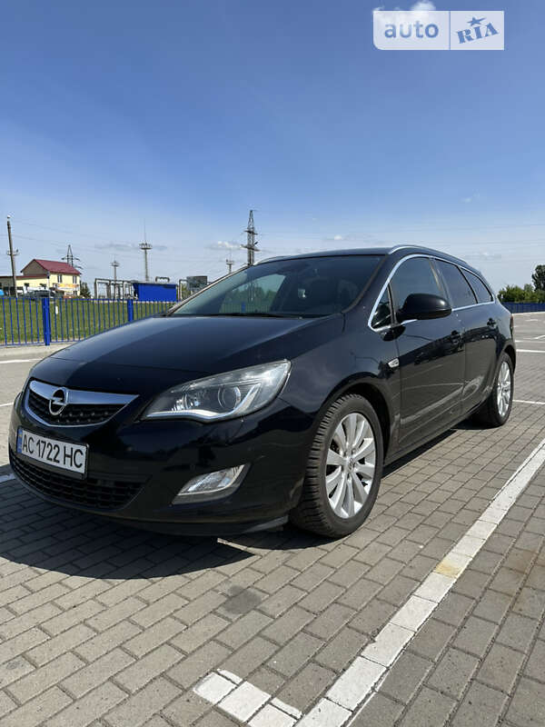Универсал Opel Astra 2010 в Нововолынске