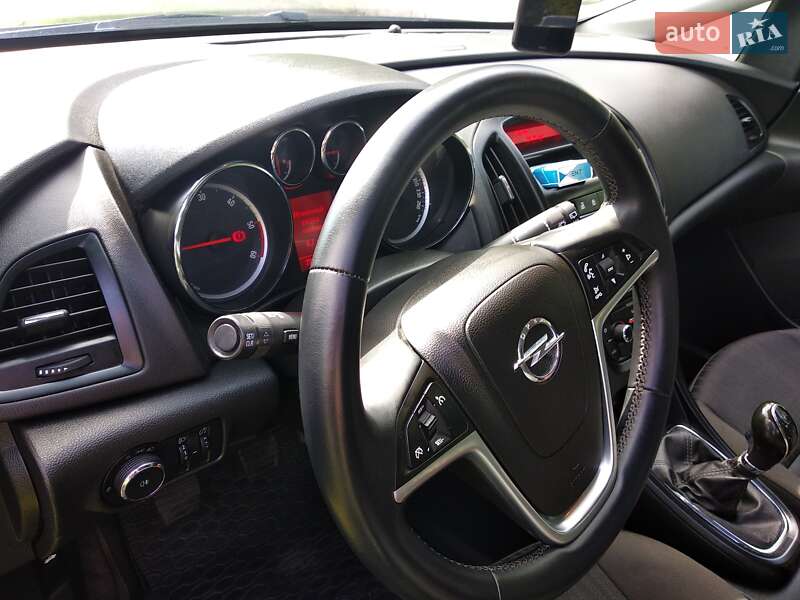 Универсал Opel Astra 2013 в Казатине