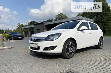 Хэтчбек Opel Astra 2012 в Долине