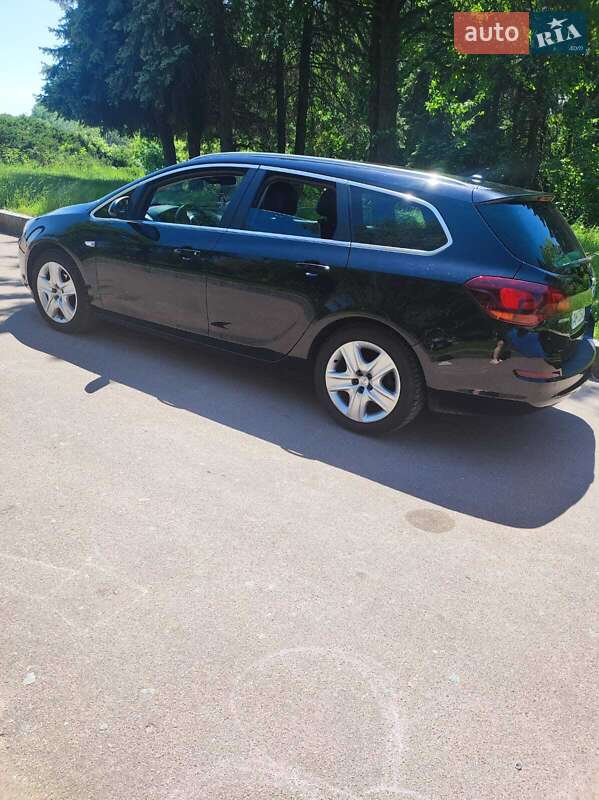 Универсал Opel Astra 2011 в Житомире