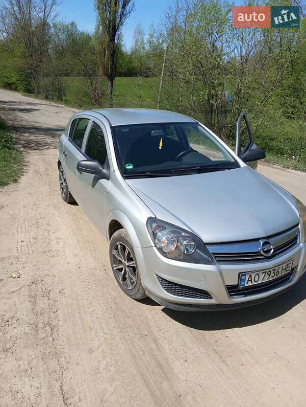 Хэтчбек Opel Astra 2009 в Тячеве