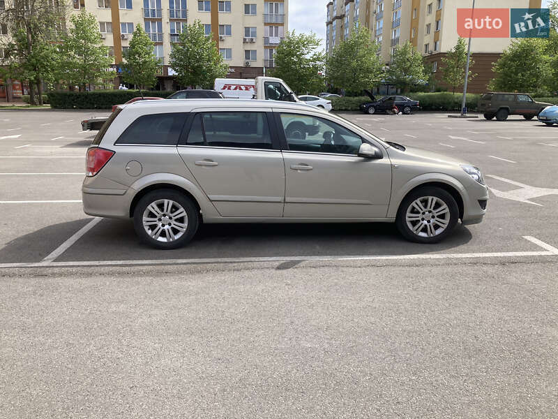 Универсал Opel Astra 2009 в Вишневом