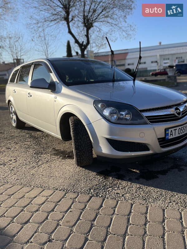 Универсал Opel Astra 2010 в Калуше