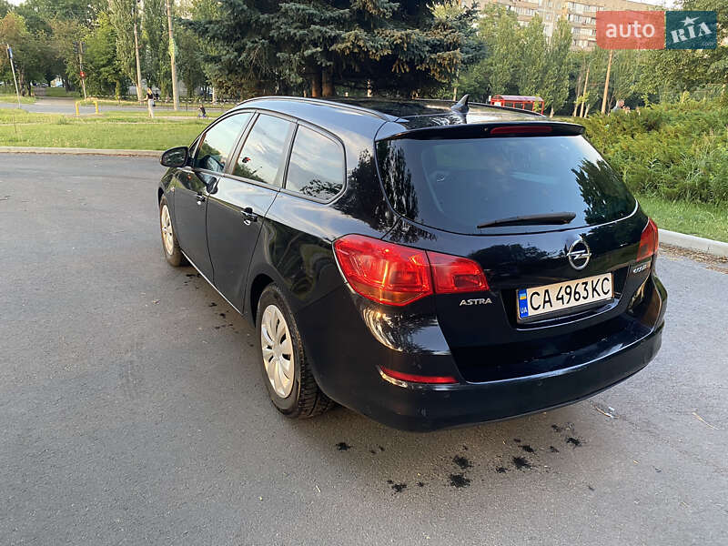 Универсал Opel Astra 2011 в Черкассах