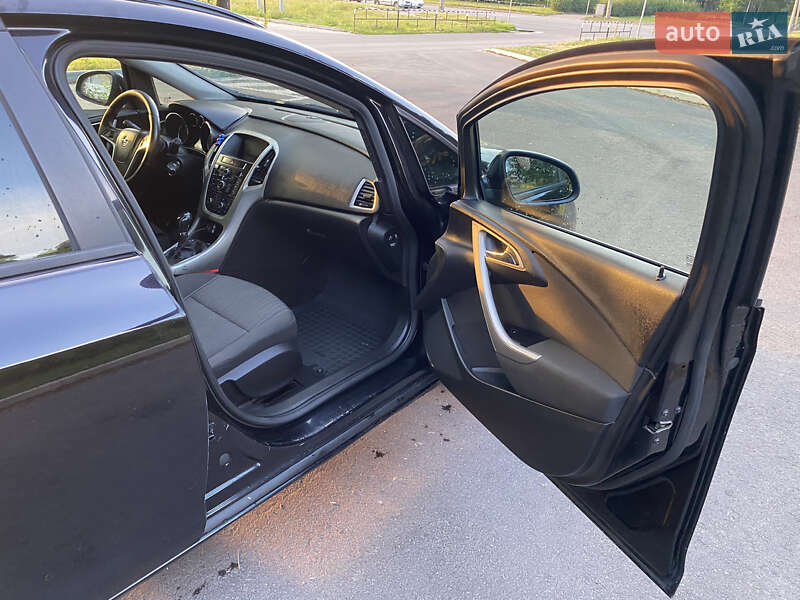 Универсал Opel Astra 2011 в Черкассах