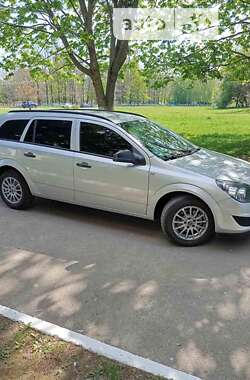 Універсал Opel Astra 2010 в Рівному