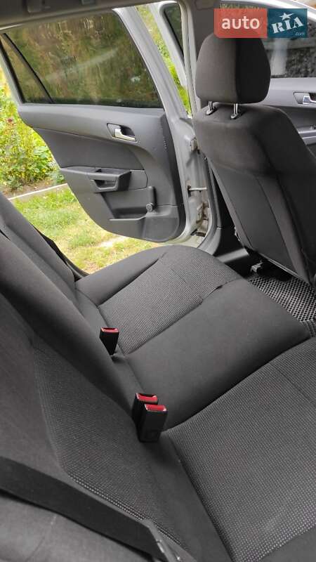 Універсал Opel Astra 2004 в Чернівцях