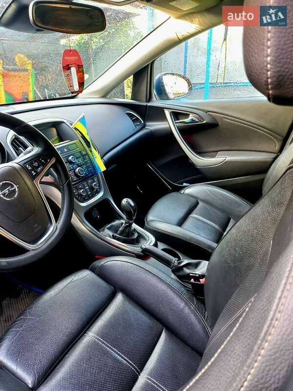 Універсал Opel Astra 2011 в Сарнах