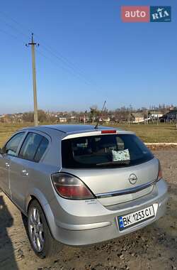 Хэтчбек Opel Astra 2007 в Ровно