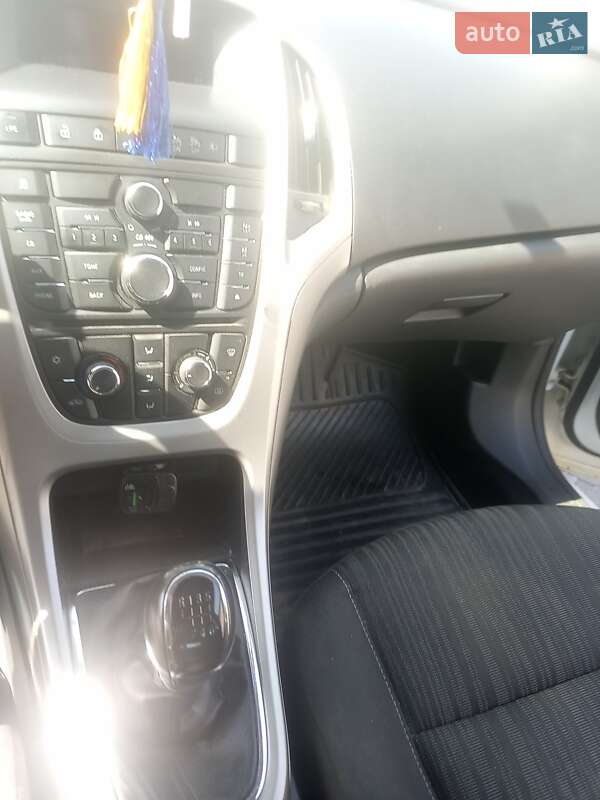 Хэтчбек Opel Astra 2012 в Дубно