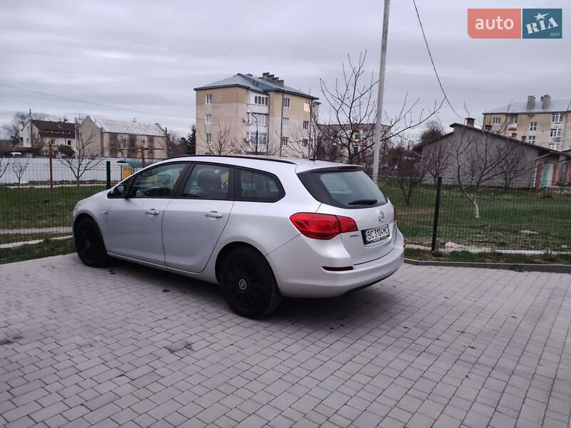 Универсал Opel Astra 2012 в Львове