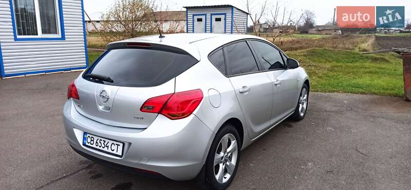 Хэтчбек Opel Astra 2010 в Борзне