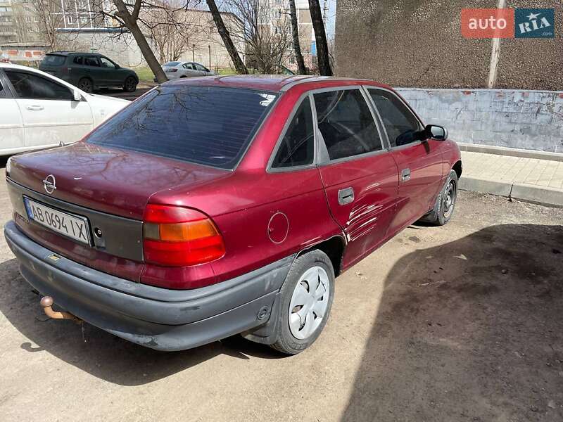 Седан Opel Astra 1996 в Покровске